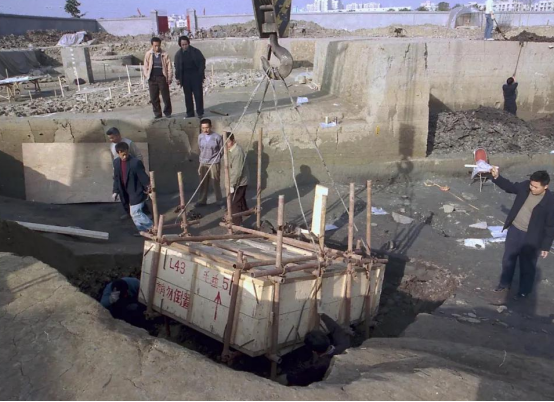 金環帶被丟路邊，風吹日曬30天無人察覺，專家意外撿拾成一級國寶