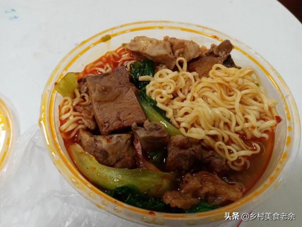 吃牛雜泡麵不含糊。15元一碗,吃的挺香的 吃牛雜泡麵不含糊。15元一碗,吃的挺香的