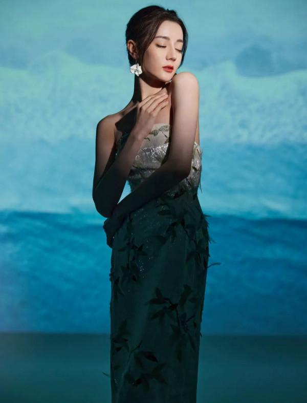 羽絨服穿出螞蟻腰，熱巴的腰圍和你的頭圍撞號了？