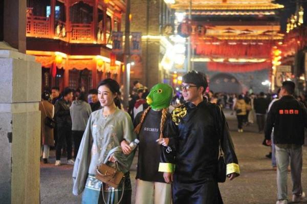 沉浸在小鎮裡，感受詭異的狂歡