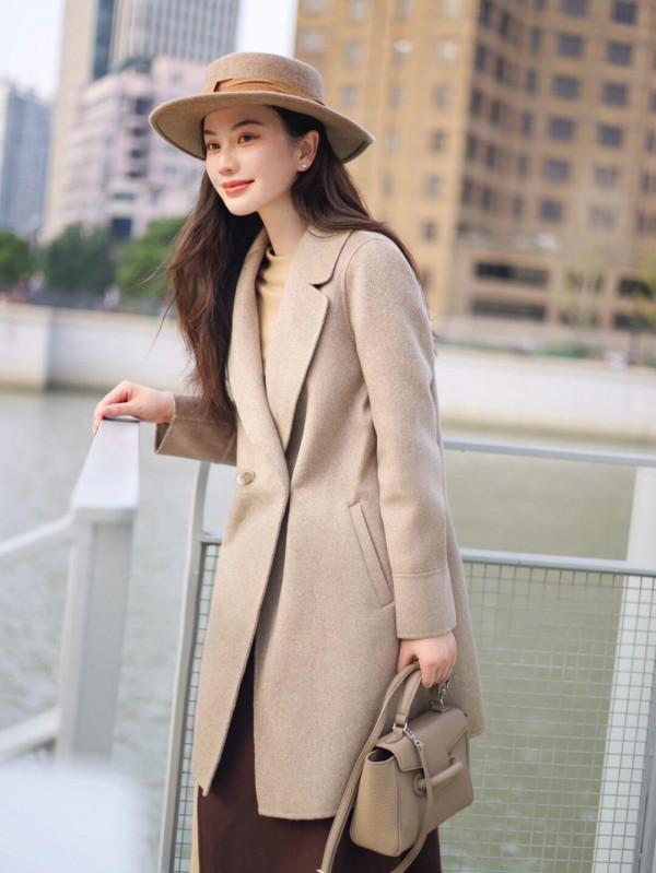 小個子女生秋冬怎麼穿？毛呢外套+直筒牛仔褲，穿出職場範