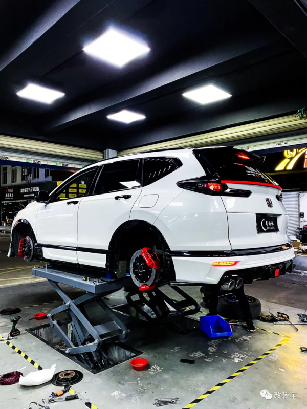 再加10萬塊本田皓影也很帥，自己開模做套件玩姿態