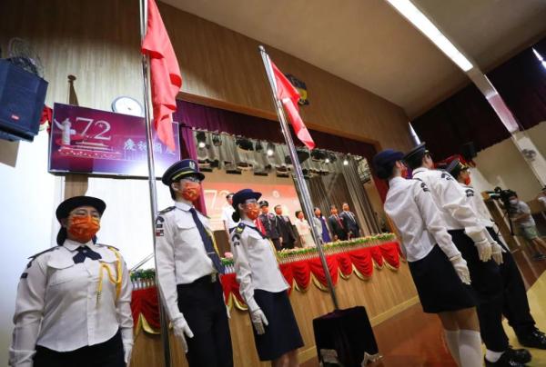 國慶第一天,香港大街小巷披上了“中國紅” 國慶第一天,香港大街小巷披上了“中國紅”