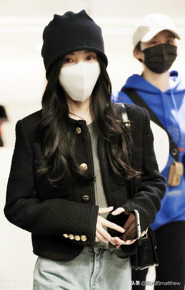 街拍：鞠婧禕小香風外套配闊腿牛仔褲拉長比例溫柔又不失帥氣