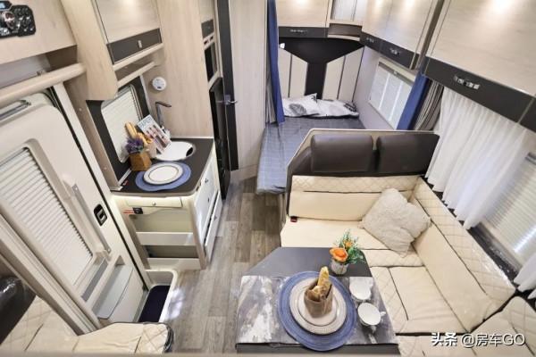 適合4-6人旅行的高配房車,標配820Ah電池+柴暖,可以四季出行 適合4-6人旅行的高配房車,標配820Ah電池+柴暖,可以四季出行