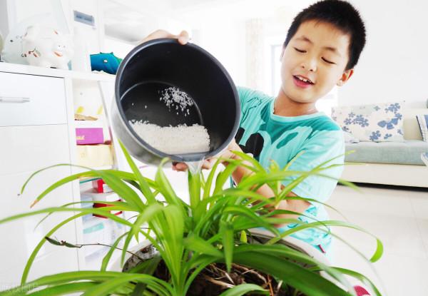 年底家裡大掃除，記住這五個小妙招，打掃衛生省力又不浪費