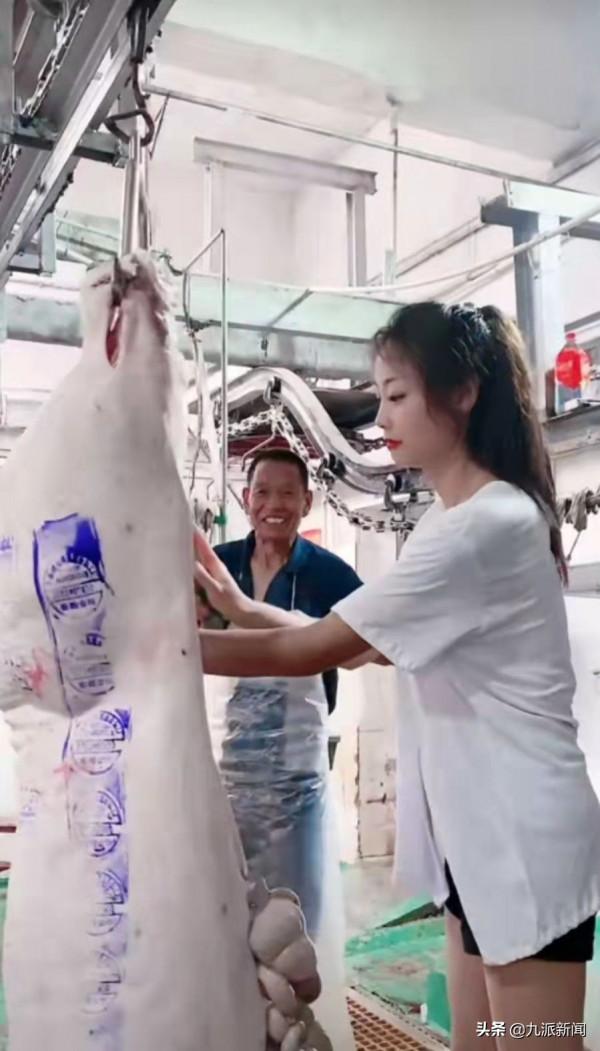 26歲三孩媽媽賣豬肉走紅惹爭議,當事人回應:沒有刻意去打扮,賣豬肉是為了生計 26歲三孩媽媽賣豬肉走紅惹爭議,當事人回應:沒有刻意去打扮,賣豬肉是為了生計