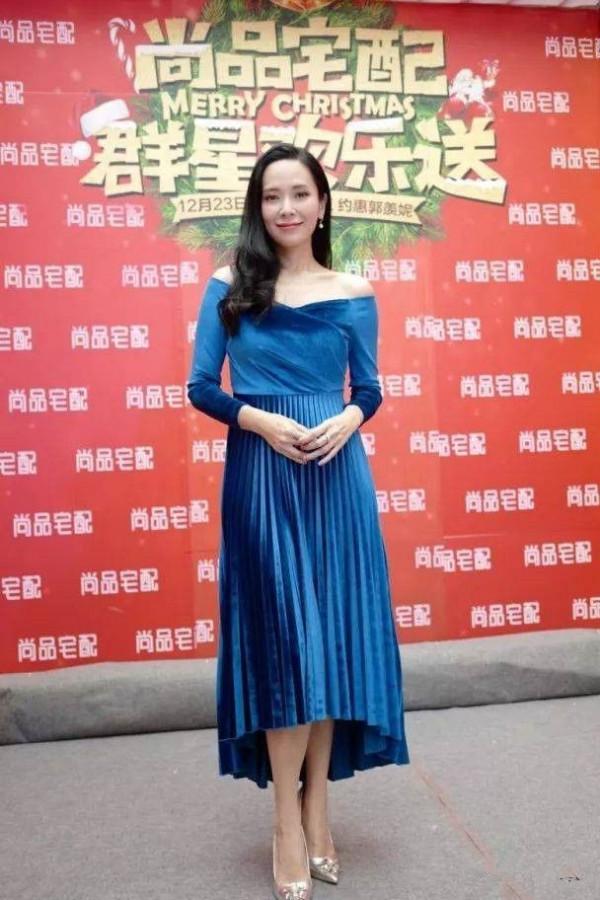 郭羨妮真的老了！“長相老氣”穿衣還保守，卻意外的好看有氣質