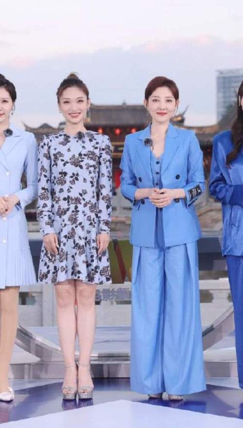 董卿接班人居C位,央視“六公主”主持團首合體!統一藍裝太養眼 董卿接班人居C位,央視“六公主”主持團首合體!統一藍裝太養眼