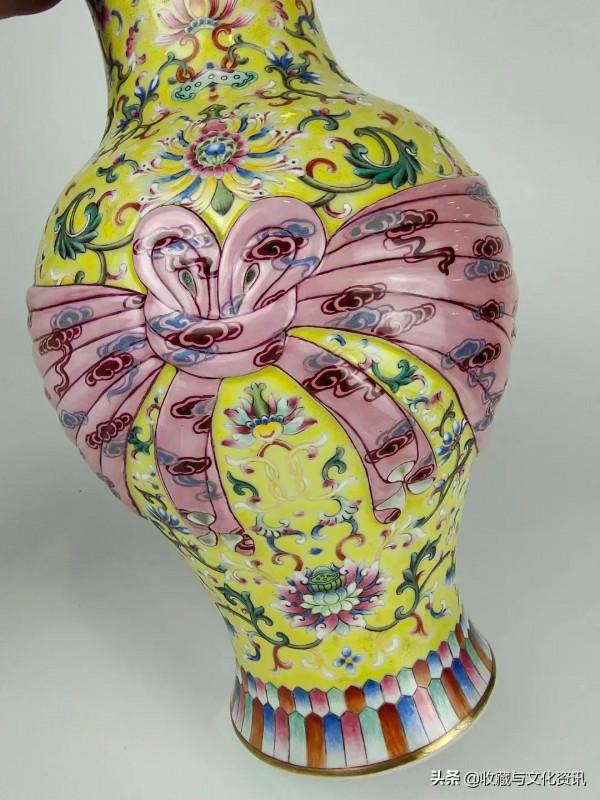 清嘉慶款黃地粉彩包袱瓶鑑賞