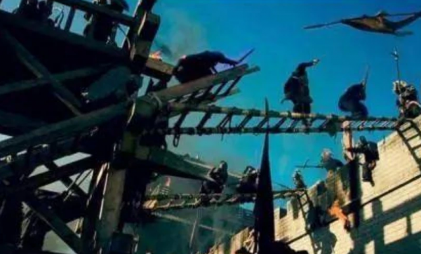 為何古代守城士兵寧願用石頭砸，也不推倒梯子？別再被電視劇騙了