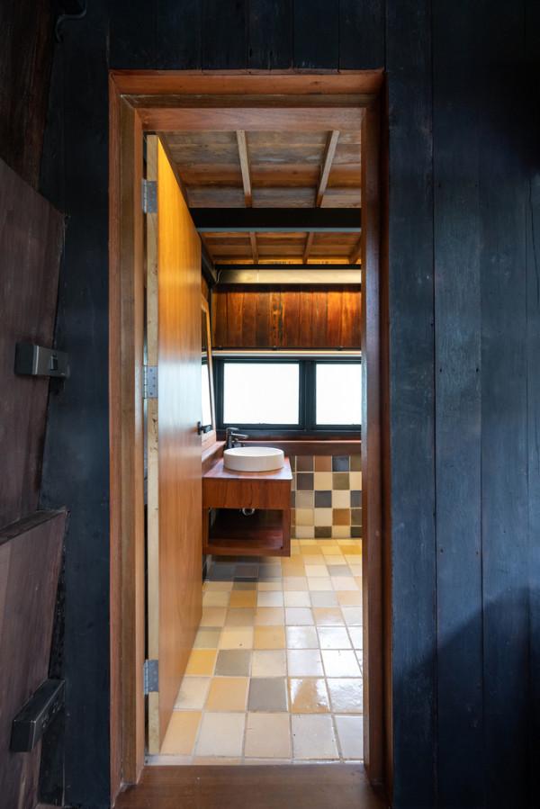 鋼結構與舊木材構築的度假小屋:在標準化構件中尋求個性化表達 鋼結構與舊木材構築的度假小屋:在標準化構件中尋求個性化表達