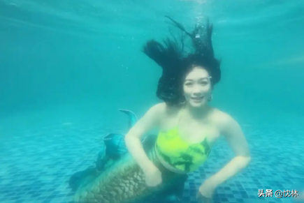 鍾麗緹時隔28年再演美人魚，穿吊帶泳池裡美成童話世界，太漂亮了