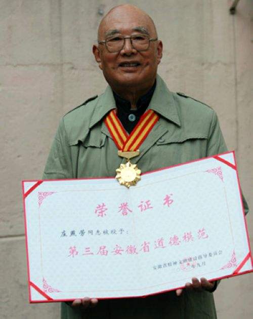 戰友犧牲前，擔憂沒人給父母抱靈牌，5年後他把兒子送給烈士父母