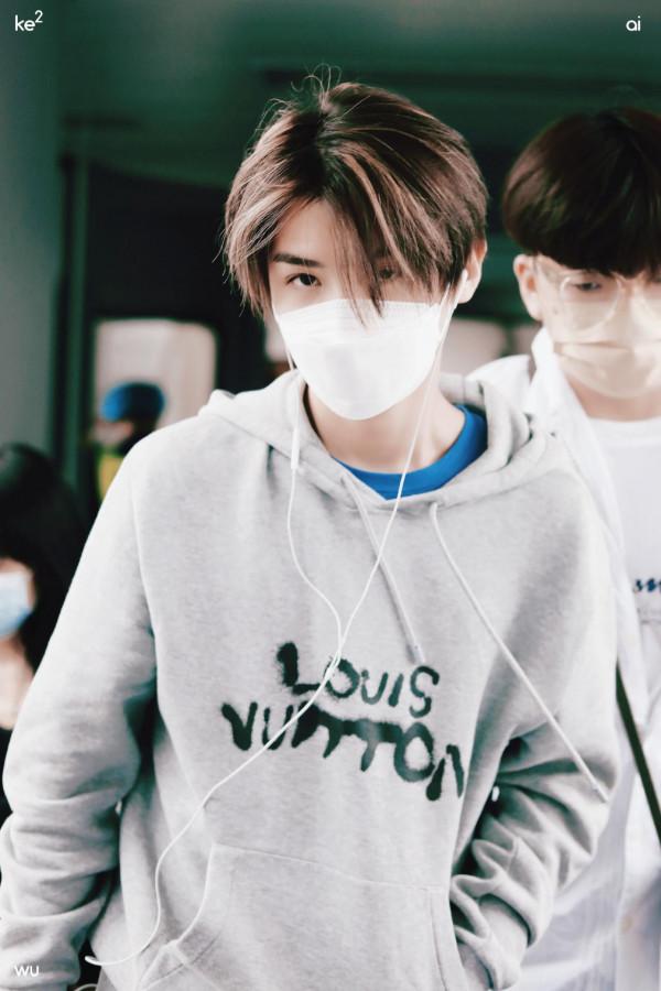 穿長裙、塗指甲油的boy黃明昊，男生還能這麼搭