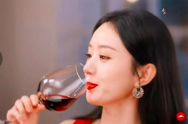 趙麗穎上一階段代言綜藝雜誌各種美圖層出不窮，突然沉寂好想你