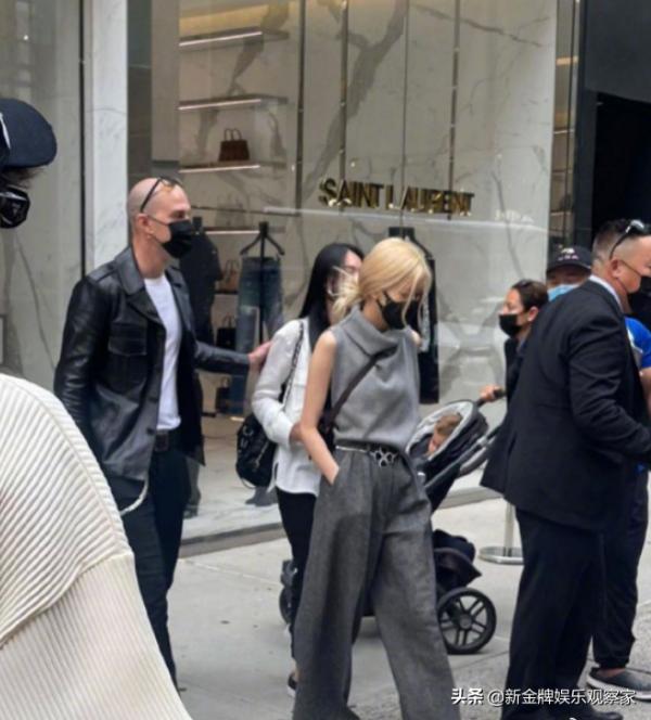 路人偶遇樸彩英，女神插兜逛街，私服比Metgala禮服好看多了？