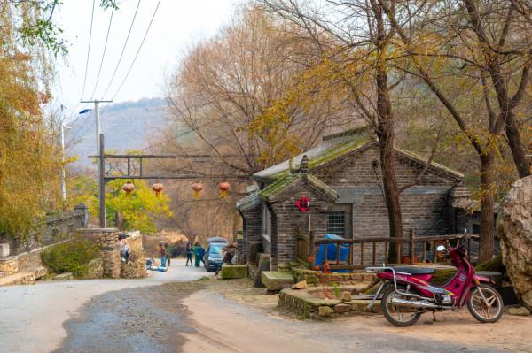 營口深山中藏著一處秘境，景色美如“世外桃源”，農家菜好吃不膩