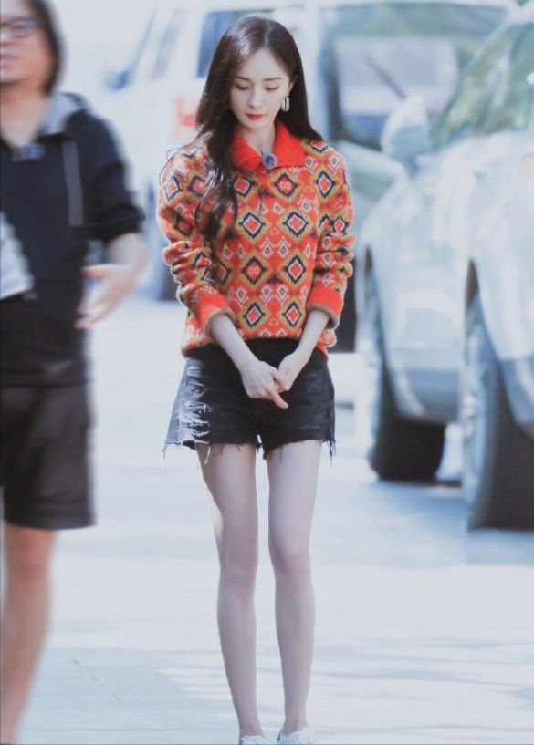 楊冪的時尚感誰不服?這麼老土的針織衫,配條皮短褲瞬間變高階 楊冪的時尚感誰不服?這麼老土的針織衫,配條皮短褲瞬間變高階