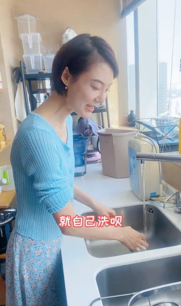 車曉還是增點肥吧,穿針織衫身材仍平坦,雖時尚但瘦得少了女人味 車曉還是增點肥吧,穿針織衫身材仍平坦,雖時尚但瘦得少了女人味