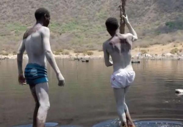 非洲採鹽人的亡命財富:全身潰爛,幾年後雙目失明,每天僅賺60元 非洲採鹽人的亡命財富:全身潰爛,幾年後雙目失明,每天僅賺60元