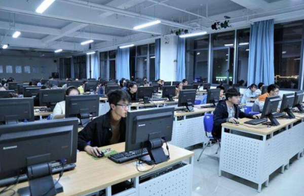 “畢業才後悔的專業”排行榜，醫學高居榜首，計算機也名列其中