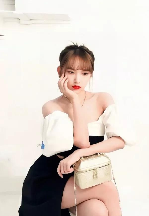 程瀟黑白一字肩抹胸裙搭配空氣劉海，美豔動人魅力四射