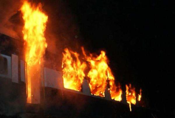 奧地利登山纜車，鋼鐵構架進入隧道卻突發大火，155人燒成灰燼