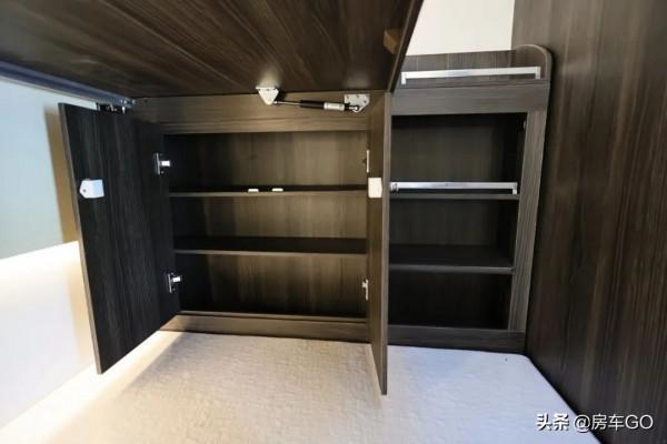 這臺房車有5種充電方式，車內電器語音控制，衛生間也是乾溼分離