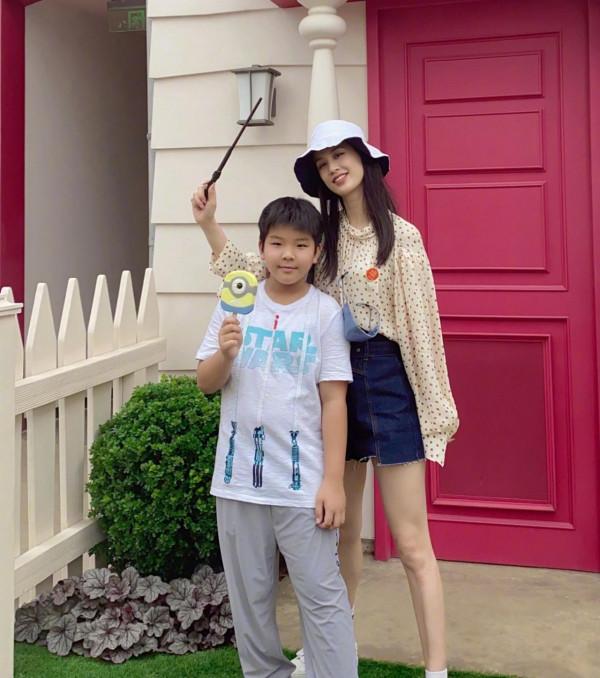 黃聖依帶大公子打卡環球影城，兒子小眼睛像爸爸，母子同框似姐弟