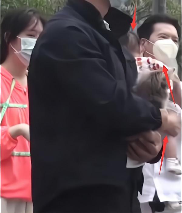 “愛狗”保鏢抱,孫女爺爺抱,向華強抱孫女的姿勢太有愛了 “愛狗”保鏢抱,孫女爺爺抱,向華強抱孫女的姿勢太有愛了