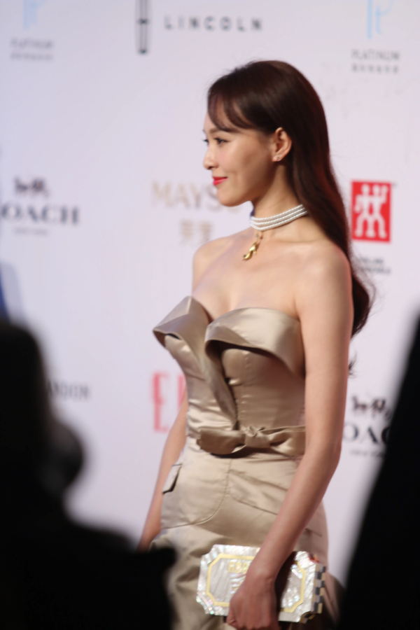 駕馭金色禮服的女星，能駕馭萬色