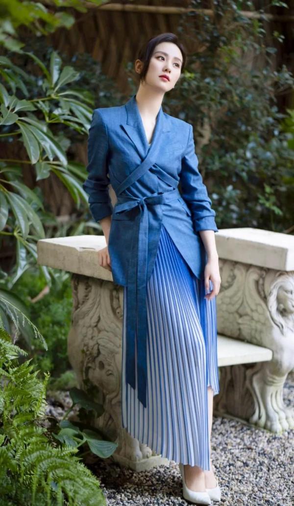 劉詩詩一襲藍裙溫柔優雅 完美肩頸線條氣質迷人，網友：仙女下凡