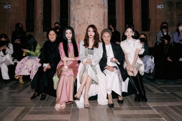 范冰冰剪新發型看秀,公主切配日系妝好怪異,臉白過頭像假人 范冰冰剪新發型看秀,公主切配日系妝好怪異,臉白過頭像假人