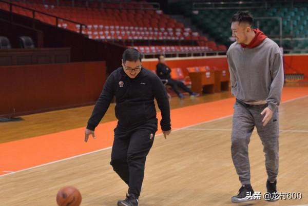 山東男籃比賽如此精彩多年離不開隊內一人，已不在隊中卻留在心中