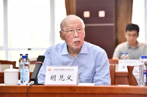 石油科學家要攀登世界科技的屋脊