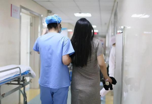 準媽媽臨產自駕去醫院，丈夫坐副駕記錄，網友：關鍵時刻掉鏈子？