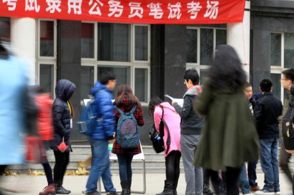 高校畢業生求職一邊倒,公務員成“香餑餑”,考公大軍不斷壯大 高校畢業生求職一邊倒,公務員成“香餑餑”,考公大軍不斷壯大