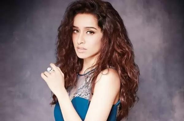 印女歌手錶演時,超狂粉絲抱桶鈔票上臺,直接倒在歌手頭上 印女歌手錶演時,超狂粉絲抱桶鈔票上臺,直接倒在歌手頭上