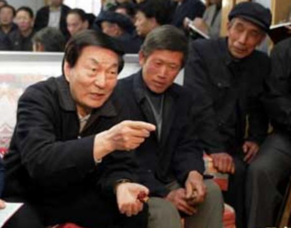 九江長江大堤決口，朱鎔基與當地領導握手板著臉，講話時偷偷擦淚