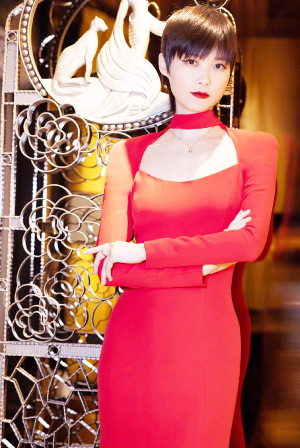 李宇春穿搭珊瑚紅長袖收腰禮服利落大方，2022年大年初一亮相春晚