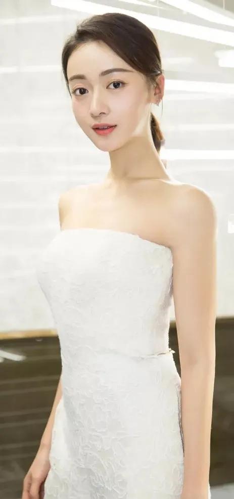 吳謹言，清心靚麗清純脫俗