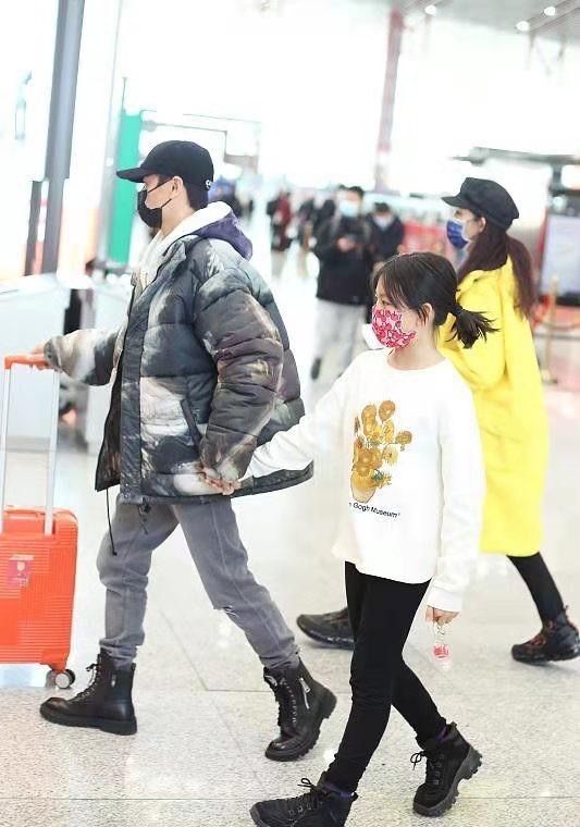 蔡少芬一家五口合體，張晉穿迷彩羽絨服挺潮，把女兒摟懷裡真寵溺