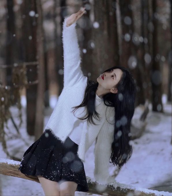 15位女星雪景美圖：楊冪嬌俏、劉詩詩經典，寫真照竟是沈月贏了？