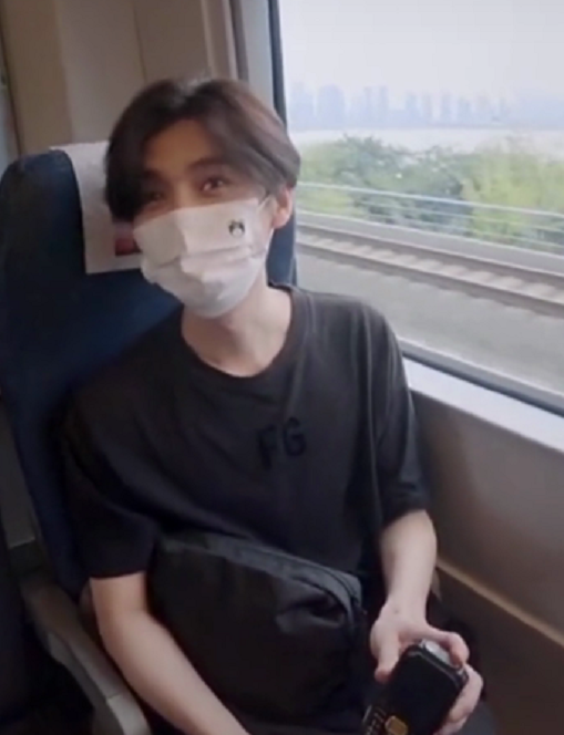 鹿晗拿老年機坐高鐵，整點會大聲報時，隔著螢幕都感到了他的尷尬