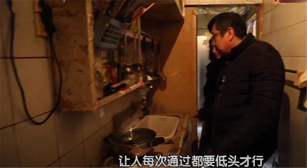 北京1家3口蝸居30㎡一居室,室內全用膠條封著?網友:咋住 北京1家3口蝸居30㎡一居室,室內全用膠條封著?網友:咋住