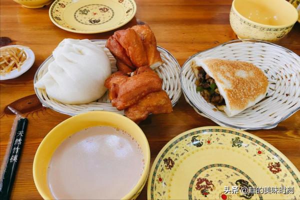 內蒙古縣城裡的小飯館,菜量大到驚人,外地遊客卻無福消受 內蒙古縣城裡的小飯館,菜量大到驚人,外地遊客卻無福消受