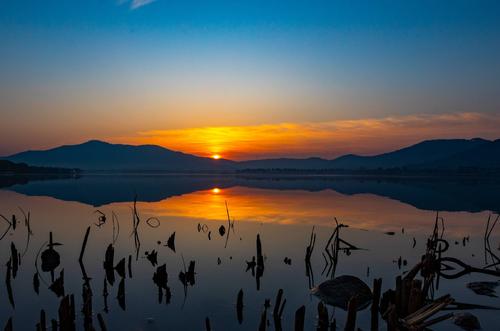 千米高的九龍山裡的九龍泉，泉水甘甜附近環境幽美，願長住於此