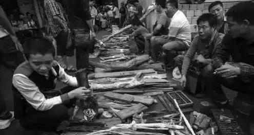 2001年他用1.5萬買下一件小條案，17年後價格漲到2350萬