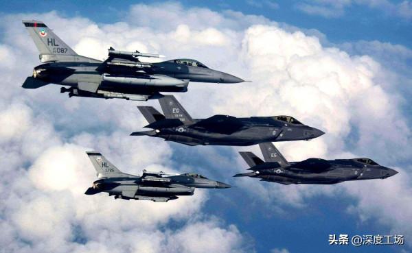 美軍轟炸機進駐頓巴斯，隨時可以開打！俄軍數千枚導彈已抵近前線